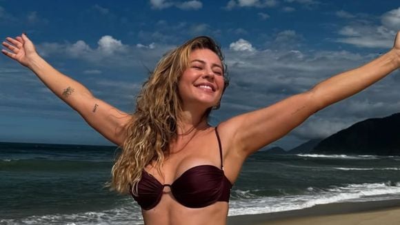 Heleninha em 'Vale Tudo', Paolla Oliveira celebra aniversário de 43 anos com fotos de biquíni na praia e web reage: 'Vi uma sereia'