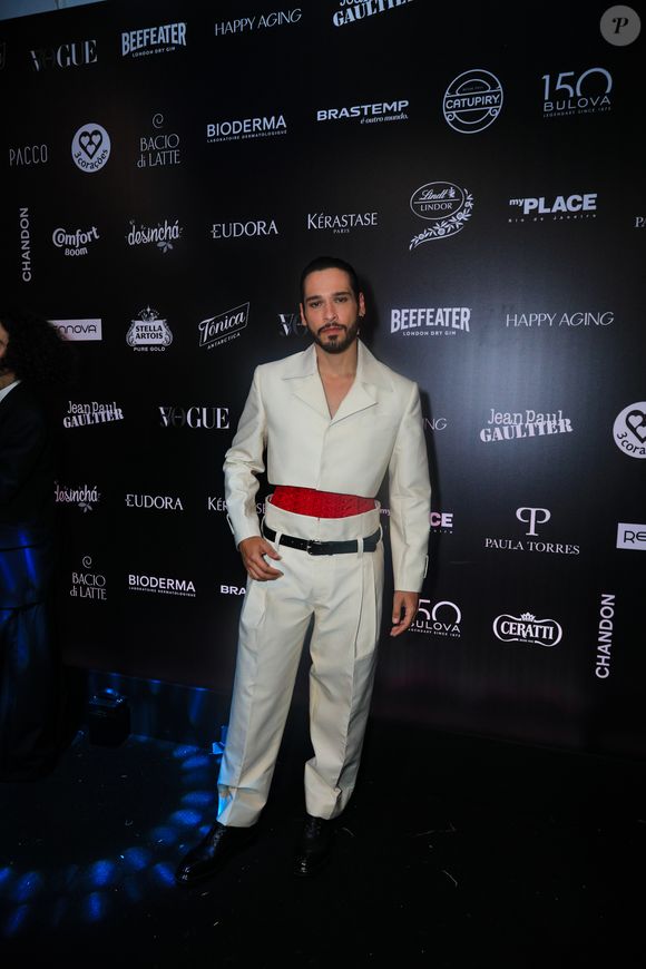 O ator Bruno Fagundes apostou em um look fashionista off white e vermelho