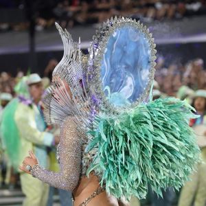 Paolla Oliveira usou fantasia com recurso de LED em último desfile como rainha de Grande Rio no Carnaval do Rio