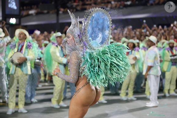 Paolla Oliveira usou fantasia com recurso de LED em último desfile como rainha de Grande Rio no Carnaval do Rio
