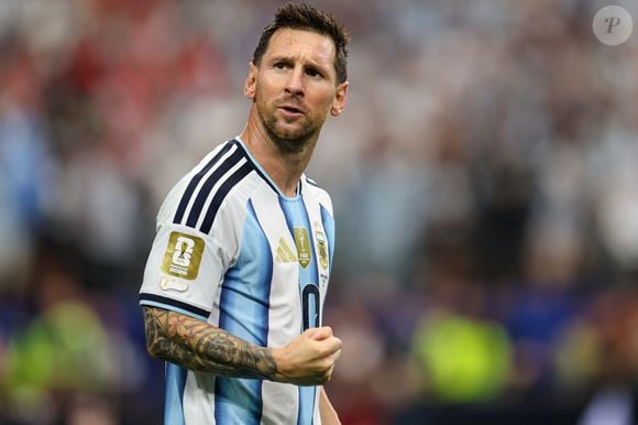 A maior estátua dedicada a Messi no mundo viralizou após internautas fazerem comparações inusitadas sobre a pose da obra