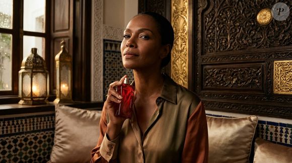 O novo Essencial Safran, da Natura, aposta na sofisticação da perfumaria árabe com notas quentes de açafrão, oud e madeiras nobres; fragrância promete durar até 14 horas na pele