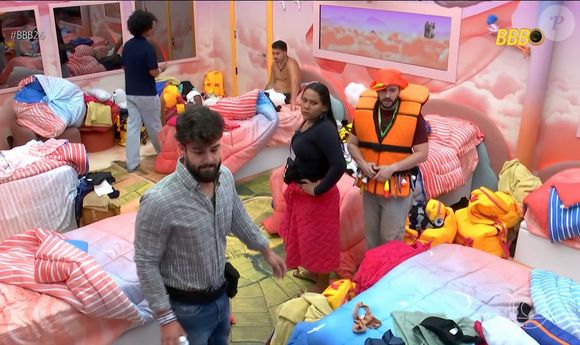 Pedro chegou no quarto no momento em que Jordana desabafava com outros participantes