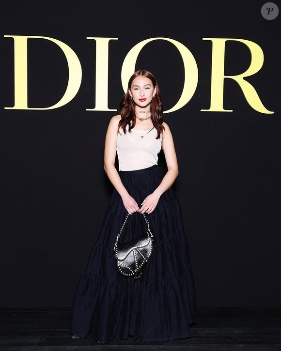 No radar da atriz, bolsas de grife como Balmain, Coachtopia e Dior se tornaram presenças frequentes, revelando uma faceta glamourosa que a aproxima cada vez mais do status de ícone fashion.