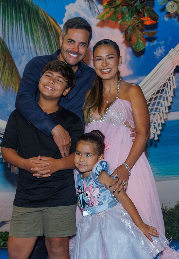 Simone Mendes com o marido e filhos em festa de aniversário de Zaya
