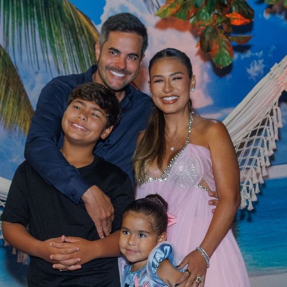 Simone Mendes com o marido e filhos em festa de aniversário de Zaya