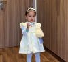 Mavie chegou na maternidade usando um look amarelo combinando com o da irmã