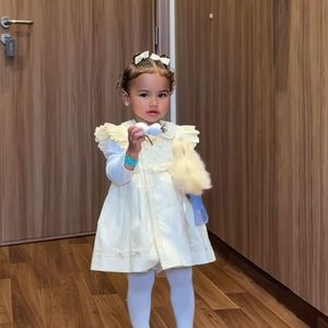 Mavie chegou na maternidade usando um look amarelo combinando com o da irmã