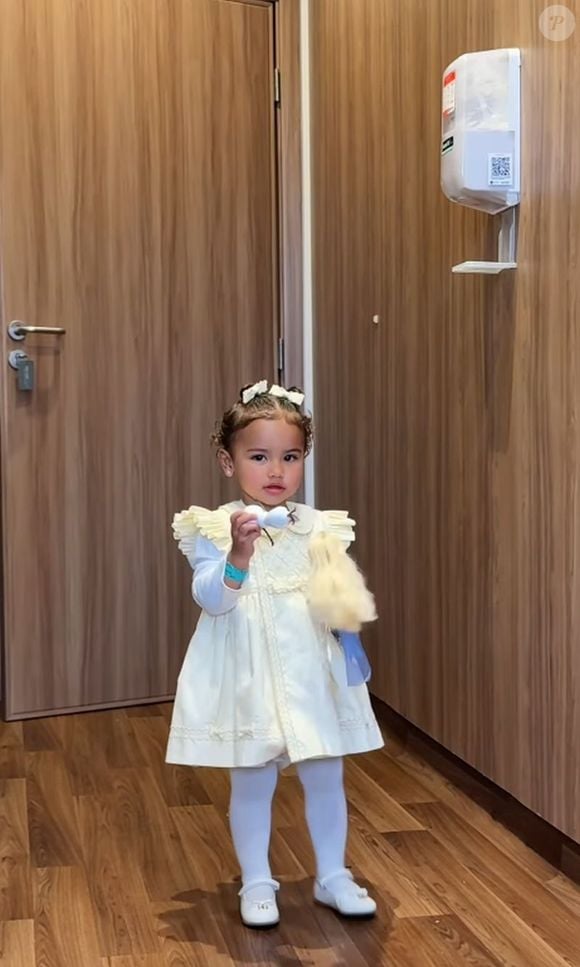 Mavie chegou na maternidade usando um look amarelo combinando com o da irmã