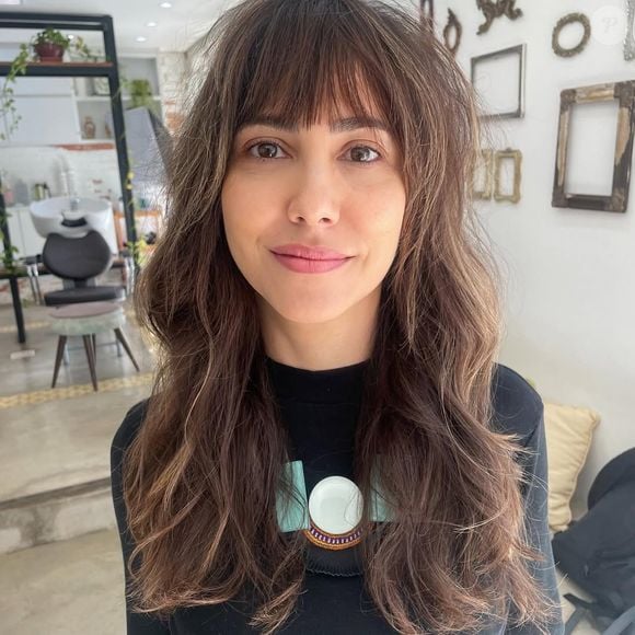 Corte de cabelo em camadas valoriza o rosto, podendo adicionar uma franjinha para emoldurar o olhar