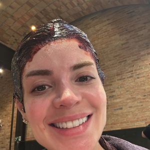 Esta é a aparência natural de Gkay atualmente, sem maquiagem