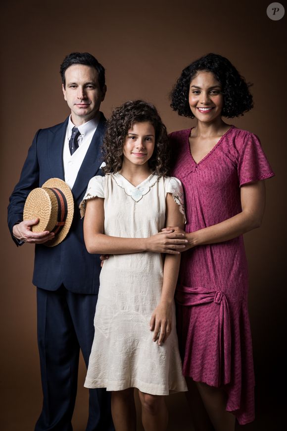 Gabriella Saraivah, ao lado de Caco Ciocler e Barbara Reis