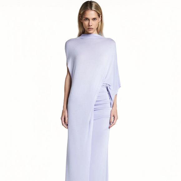 combinada com saia comprida em malha com elasticidade, drapeado ajustado no quadril e elástico embutido na cintura no mesmo tom da blusa, por R$ 990,00 ou 4x de R$ 247,50