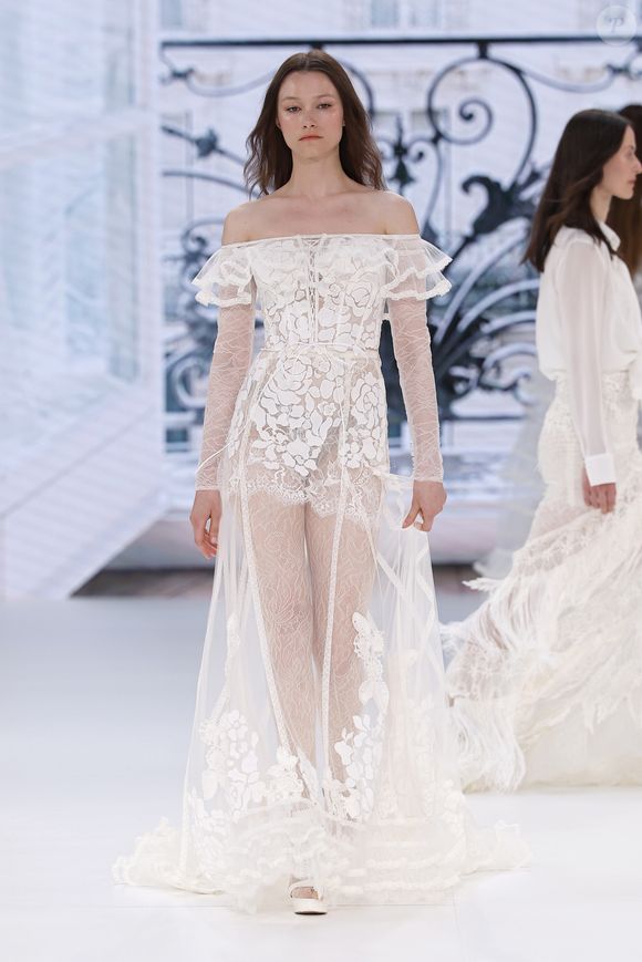 Vestido de noiva com renda e muito romantismo: o mix de tule e renda garantiu mood delicado e princesa