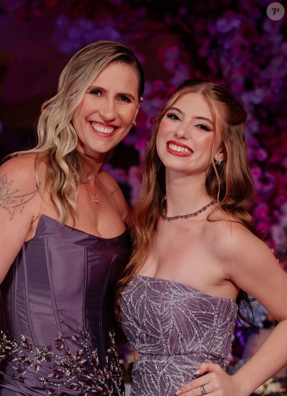 Lorena Queiroz, ex-'Carinha de Anjo', com a mãe: familiares posam para fotógrafos nos 15 anos da jovem