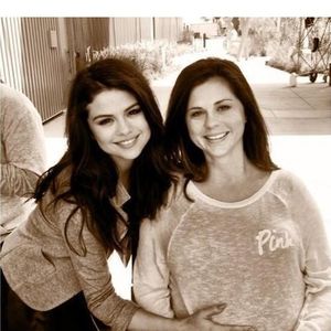 A revista "The Cut", da New York Magazine, publicou uma reportagem investigativa sobre a gestão de Teefey. O texto aponta que, em maio, a Wondermind teria dispensado nove dos 15 funcionários da equipe.