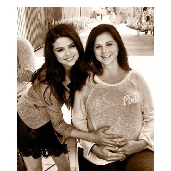 A revista "The Cut", da New York Magazine, publicou uma reportagem investigativa sobre a gestão de Teefey. O texto aponta que, em maio, a Wondermind teria dispensado nove dos 15 funcionários da equipe.