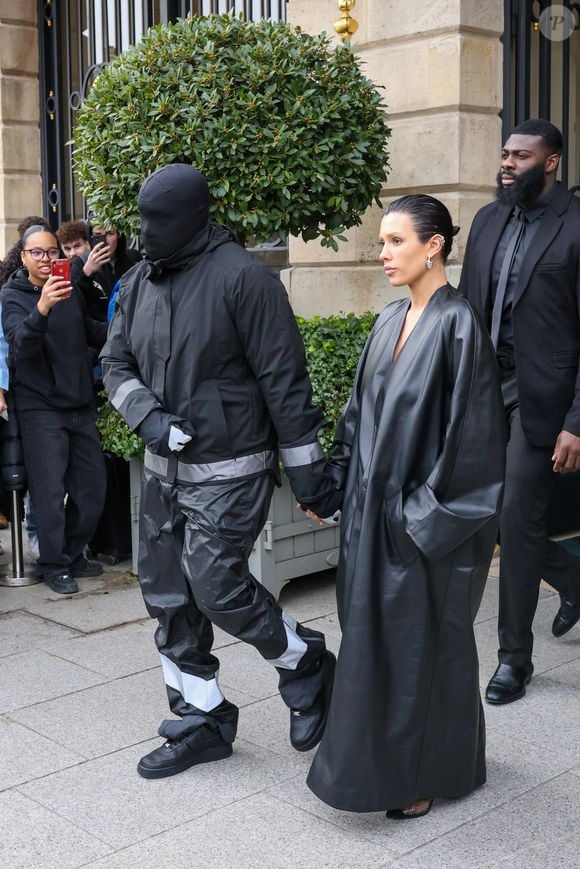 Em flagras em público, Bianca Censori não costuma esboçar reações ao lado de Kanye West