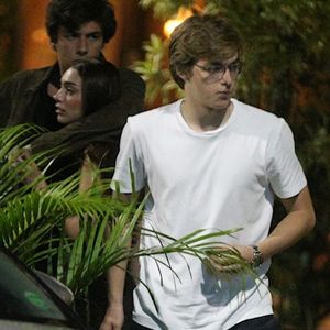 Joaquim Huck, filho de Angélica e Luciano Huck, usou look despojado para jantar com a namorada, Manoela Esteves