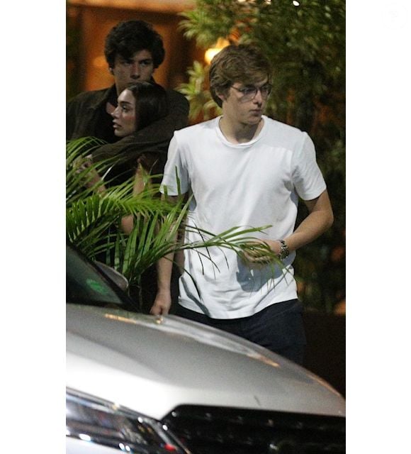 Joaquim Huck, filho de Angélica e Luciano Huck, usou look despojado para jantar com a namorada, Manoela Esteves