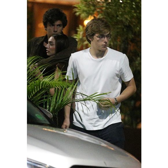 Joaquim Huck, filho de Angélica e Luciano Huck, usou look despojado para jantar com a namorada, Manoela Esteves