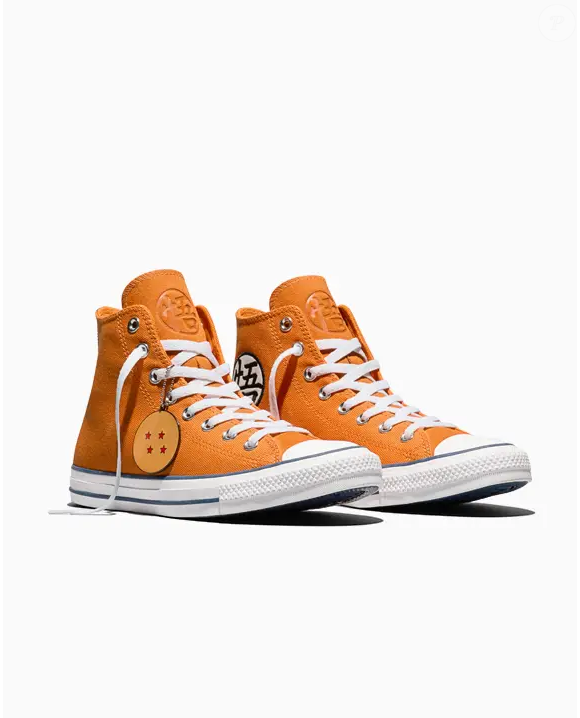 Para quem deseja combinar o tênis laranja de Dragon Ball Z com peças do guarda-roupa, uma possibilidade é apostar na calça jeans, que acompanha a proposta casual do Chuck Taylor All Star. O modelo também pode ser usado com macacão, criando uma produção descontraída