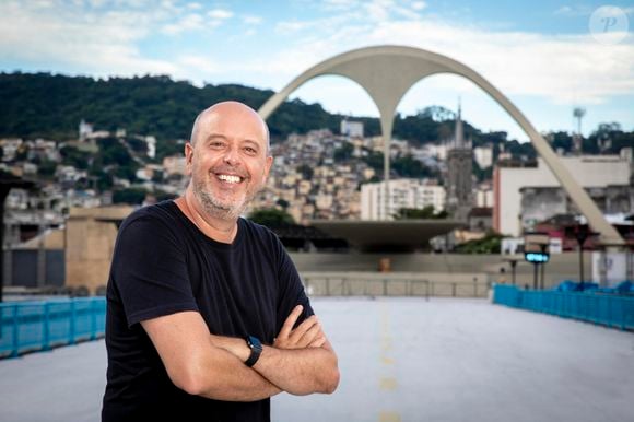 Copa 2026: forte calor fez Alex Escobar passar mal e ter pico de pressão - na foto, jornalista na Sapucaí, onde já narrou os desfiles de carnaval