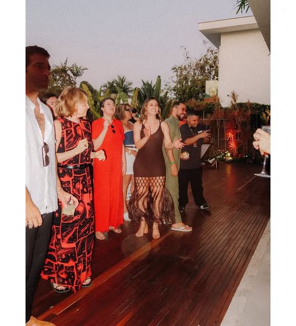 Paolla Oliveira recebeu parte do elenco e da equipe de 'Vale Tudo' em sua casa para festa em outubro de 2025