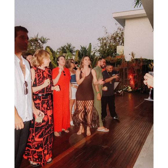 Paolla Oliveira recebeu parte do elenco e da equipe de 'Vale Tudo' em sua casa para festa em outubro de 2025