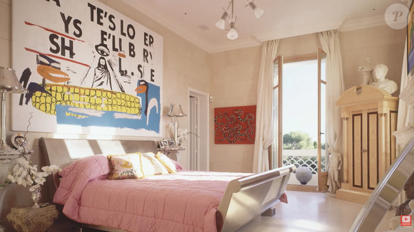 Segundo a House & Garden, a decoração da vila francesa de Elton John reúne obras de artistas como Andy Warhol, Lichtenstein e Julian Schnabel