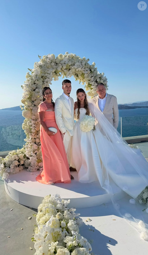 O casamento de Gabriel Martinelli e Isabella Rousso aconteceu em Santorini e reuniu cerca de 40 convidados entre familiares e amigos próximos