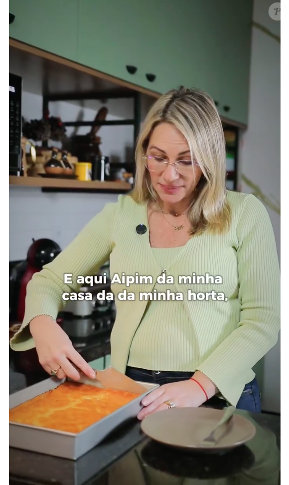 Bolo de mandioca fica fofinho, super corado e com uma textura cremosa irresistível