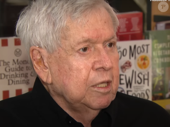 Boni, ex-'todo-poderoso' da Globo, postou um vídeo falando que proíbia o uso de cigarro em novelas da Globo nos anos 80