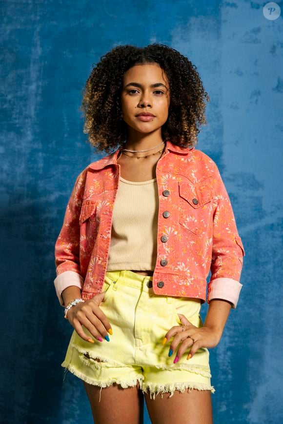 Joélly Maria das Graças (Alana Cabral) aceita proposta de Samira para vender a filha