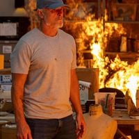 O incêndio criminoso de Jaques na novela 'Dona de Mim' é só o começo: após a tragédia, a violência explode e sai completamente do controle