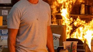 O incêndio criminoso de Jaques na novela 'Dona de Mim' é só o começo: após a tragédia, a violência explode e sai completamente do controle