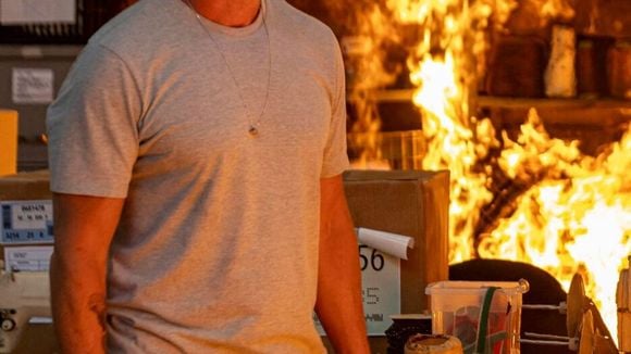 O incêndio criminoso de Jaques na novela 'Dona de Mim' é só o começo: após a tragédia, a violência explode e sai completamente do controle