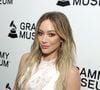 Aos 39 anos, Hilary Duff chama atenção pela aparência saudável e descansada, enquanto o cirurgião plástico Jairo Casali explica por que envelhecer preservando os próprios traços pode ser mais importante do que simplesmente parecer mais jovem