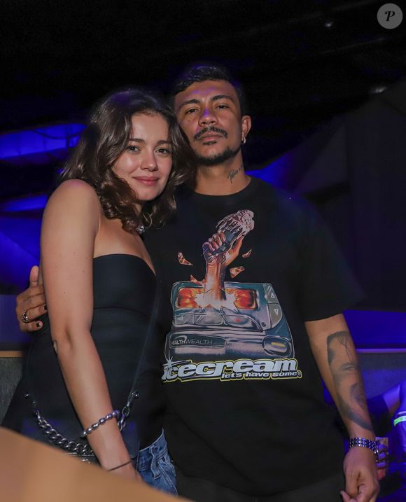 Após reatarem o namoro, Sophie Charlotte e Xamã apareceram juntinhos para curtir o show de Marcelo Falcão e Criolo, na noite de sexta-feira (23)