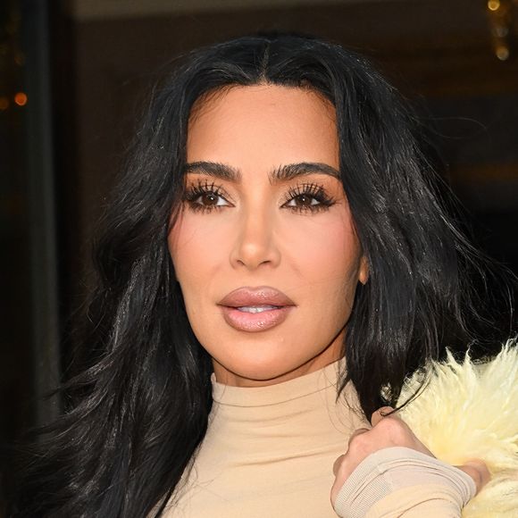 Kim Kardashian, aos 44 anos, foi adepta de cabelo longo e na cor natural por boa parte do tempo