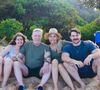 Chuck Norris em foto de família com a mulher, Gena O'Kelly, e os filhos do casal, Dakota e Danilee, em momento de lazer