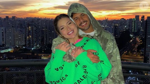 Namorando Zé Felipe, Virgínia já usava peças de grife, como o moletom da Balenciaga