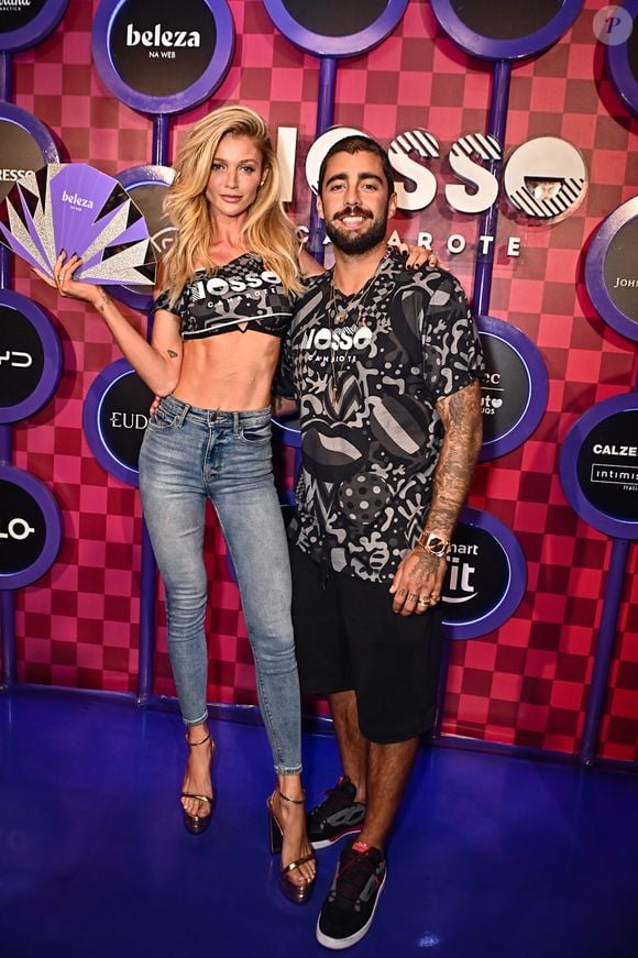 Desfile das Campeãs 2025: de calça jeans e top, Cintia Dicker posou ao lado de Pedro Scooby