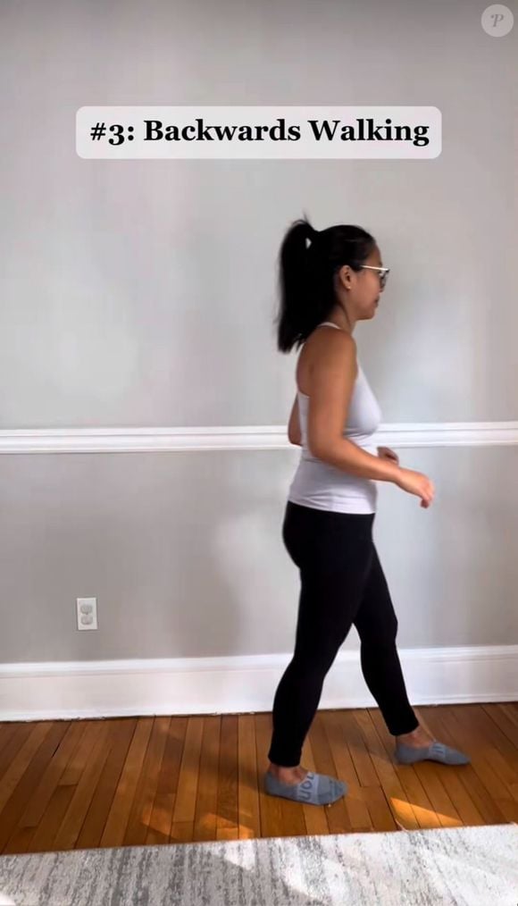 No terceiro exercício de Pilates, o aluno deve ficar de pé sobre os calcanhares, levantando a planta dos pés do chão, caminhando.