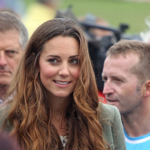 O clima úmido e ventoso moldou os cabelos da princesa em cachos levemente desalinhados, revelando uma estética mais descontraída e natural