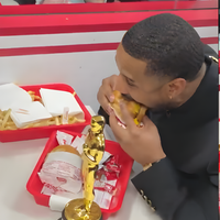 Molho com receita de 1948, carne sem aditivos e pão de fermentação lenta: o segredo do hambúrguer de fast-food favorito de Michael B. Jordan; vencedor do Oscar 2026 trocou menu de luxo por lanche que custa menos de R$ 32