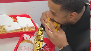 Molho com receita de 1948, carne sem aditivos e pão de fermentação lenta: o segredo do hambúrguer de fast-food favorito de Michael B. Jordan; vencedor do Oscar 2026 trocou menu de luxo por lanche que custa menos de R$ 32