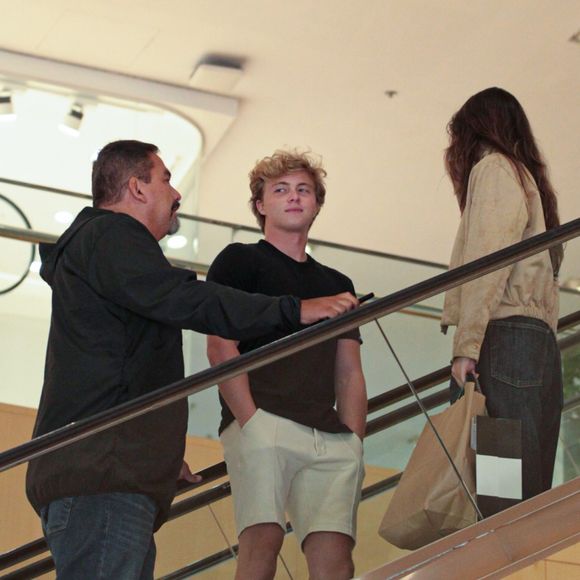 Namorada de Benício Huck circulou com sacola de compra no shopping