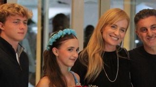 De barriga de fora, Angélica rouba a cena em evento com Luciano Huck e Benício e Eva; tamanho da filha caçula chama atenção. Veja fotos!