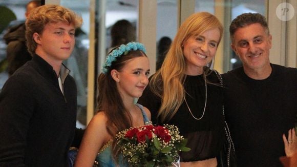 Angélica deixa a barriga de fora em evento com Luciano Huck e Benício e Eva; tamanho da filha caçula chama atenção